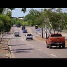 Hinter der Kreuzung beginnt bzw. endet die Straße mit dem Namen Stuart Highway